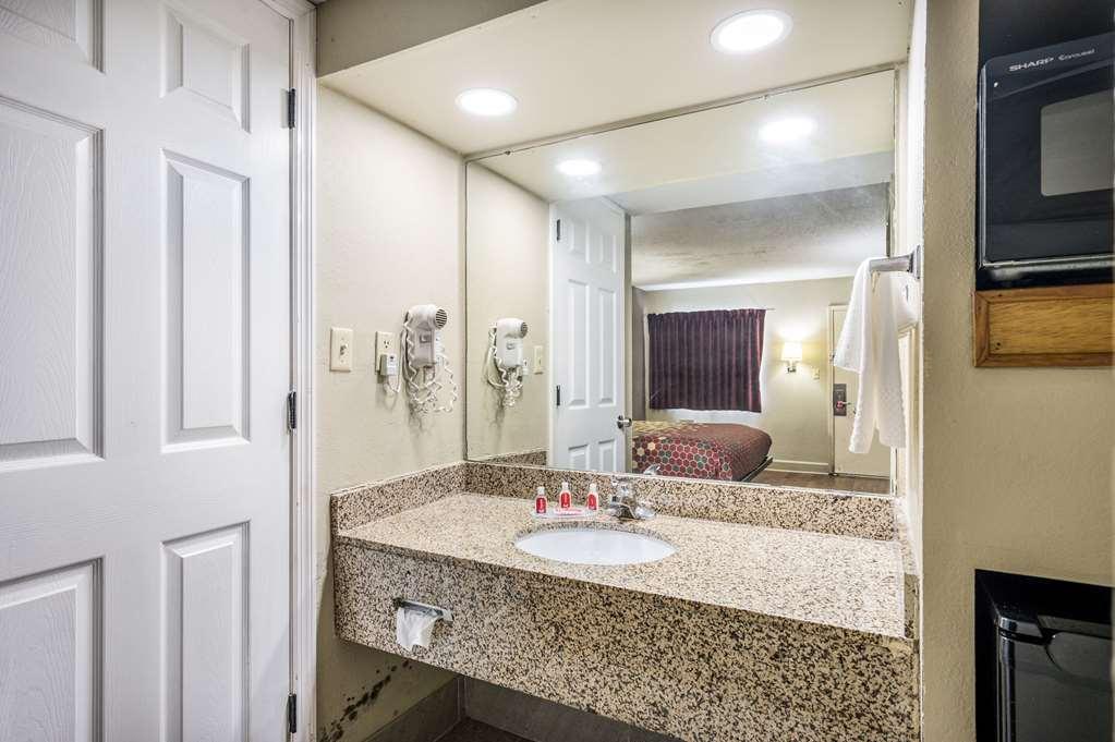 Econo Lodge Inn & Suites University Хантсвилл Экстерьер фото