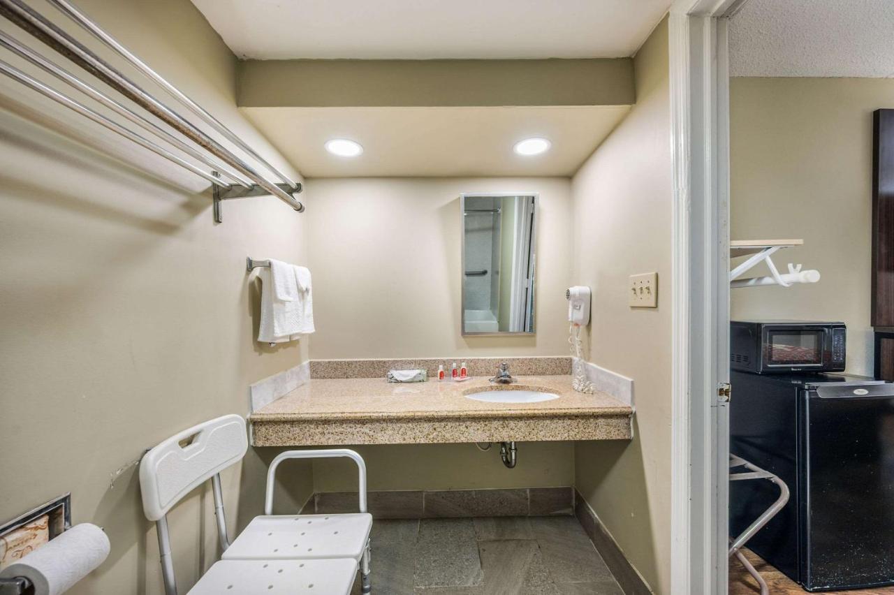 Econo Lodge Inn & Suites University Хантсвилл Экстерьер фото