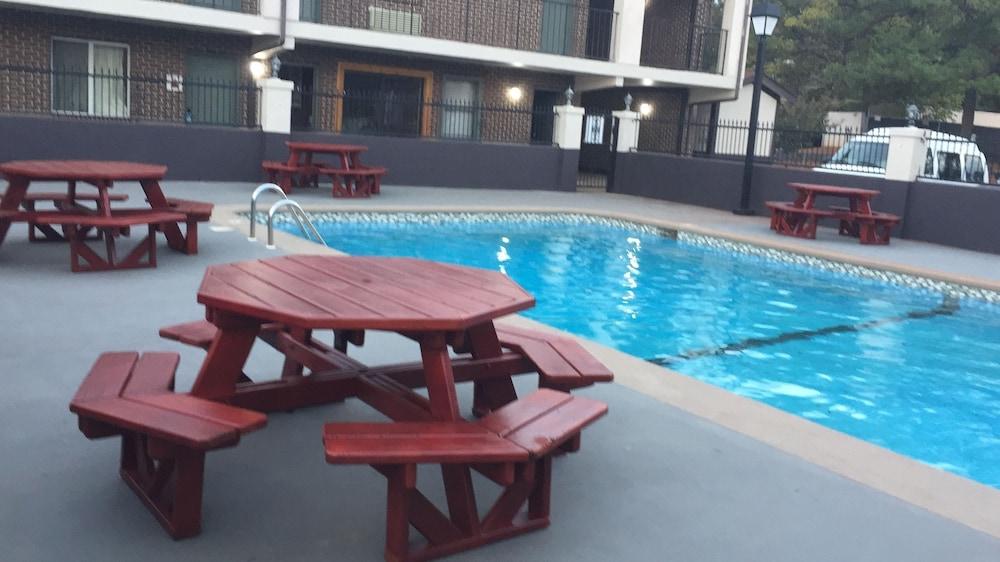 Econo Lodge Inn & Suites University Хантсвилл Экстерьер фото
