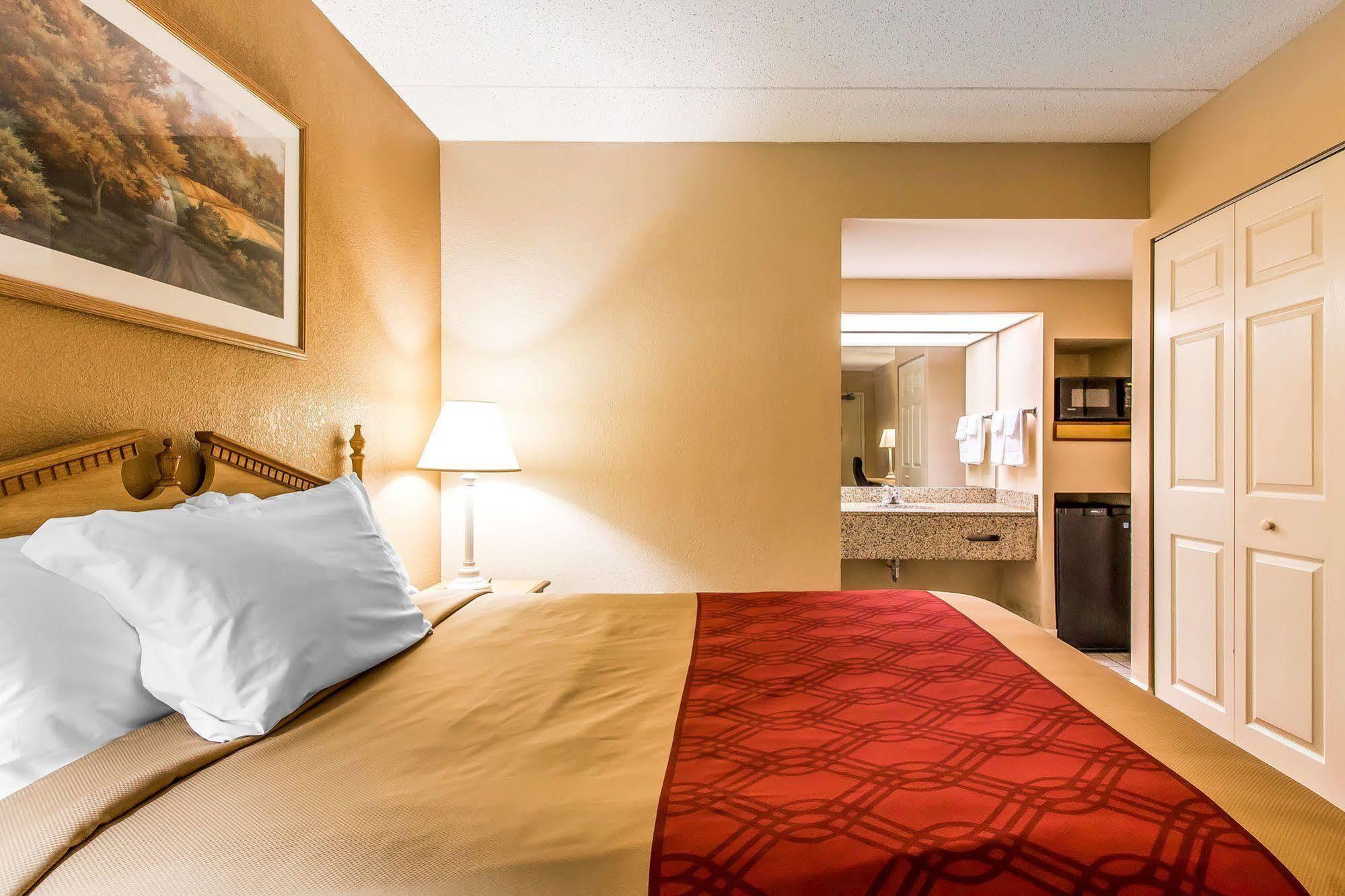 Econo Lodge Inn & Suites University Хантсвилл Экстерьер фото